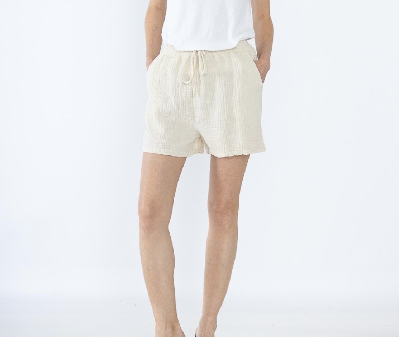 Short gaze de coton femme, taille élastique, poches latérales, agréable à porter pour l'été. Disponible chez Malou&Co, vêtements pour femme en ligne.