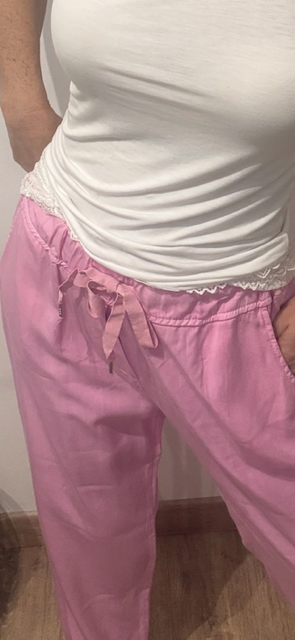 On adore la fluidité et la matière de ce pantalon en tencel femme. Disponible chez Malou&Co, vêtements pour femme en ligne