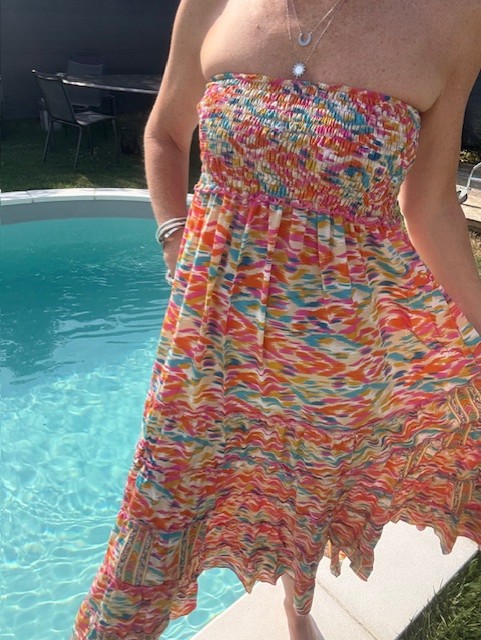 Cette robe bustier à tout pour plaire, elle peut se porter en robe bustier ou en jupe. Disponible chez Malou&Co, vêtements pour femme à La Rochelle.