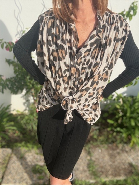Chemisier léopard sans manches, peut se porter par dessus vos robes, vos sous pulls, disponible chez Malou&Co, vêtements pour femme à La Rochelle.
