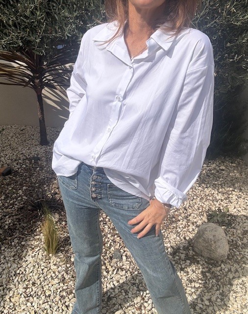 Chemise unie en coton, manches longues, disponible chez Malou&Co, vêtements pour femme à La Rochelle.