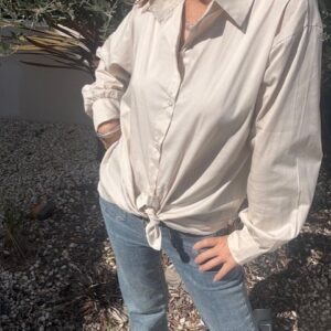 Chemise unie en coton, manches longues, disponible chez Malou&Co, vêtements pour femme à La Rochelle.