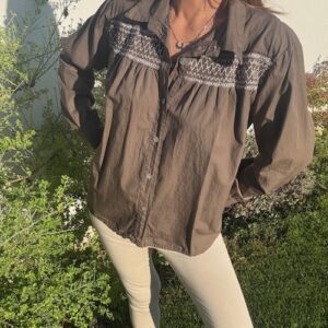 Un look parfait avec notre chemise zig-zag brodée. Disponible chez Malou&Co, vêtements pour femme à La Rochelle.