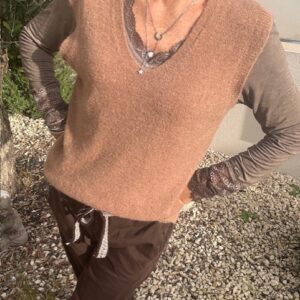 Le pull sans manches femme Nina est l'indispensable pour vos looks de cette saison. A mixer avec vos tops sans modération. Disponible chez Malou&Co, vêtements pour femme à La Rochelle. - pour Femme