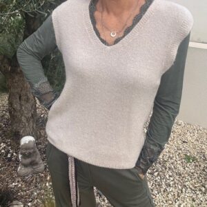 Le pull sans manches Nina est l'indispensable pour vos looks de cette saison. A mixer avec vos tops sans modération. Disponible chez Malou&Co, vêtements pour femme à La Rochelle.