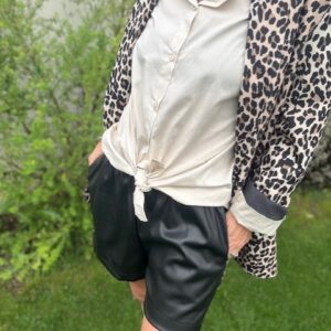 Short simili cuir Disponible chez Malou&Co vêtements pour femme à La Rochelle.