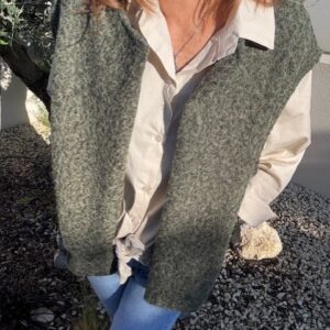 Veste sans manches façon laine bouillie, idéal à porter cette saison par dessus vos chemises, pulls. Disponible chez Malou&Co, vêtements pour femme à La Rochelle.