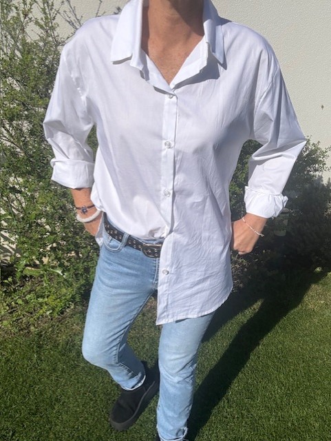 Chemise unie en coton, manches longues, disponible chez Malou&Co, vêtements pour femme à La Rochelle.