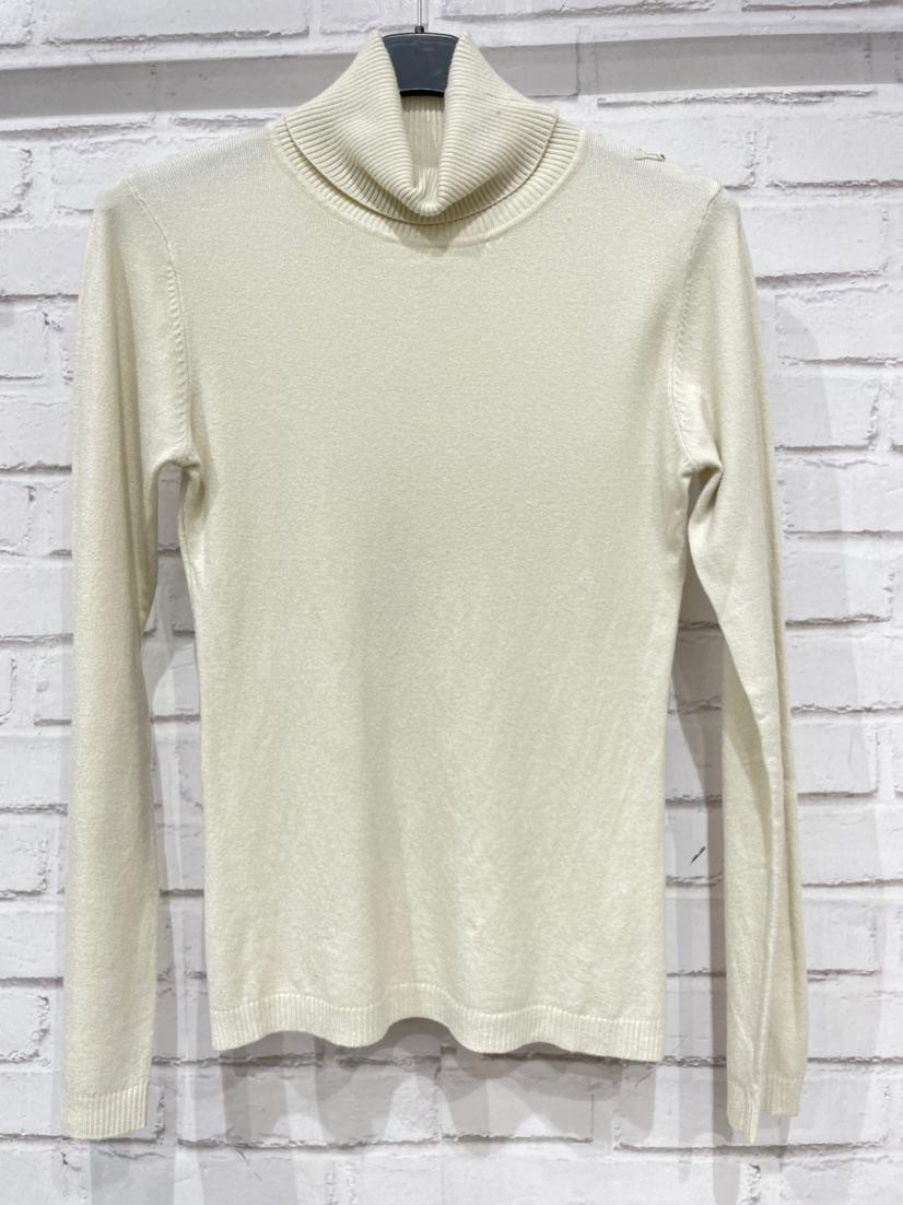 Col roulé indispensable à vos tenues d'hiver, disponible chez Malou&Co, vêtements pour femme à La Rochelle.