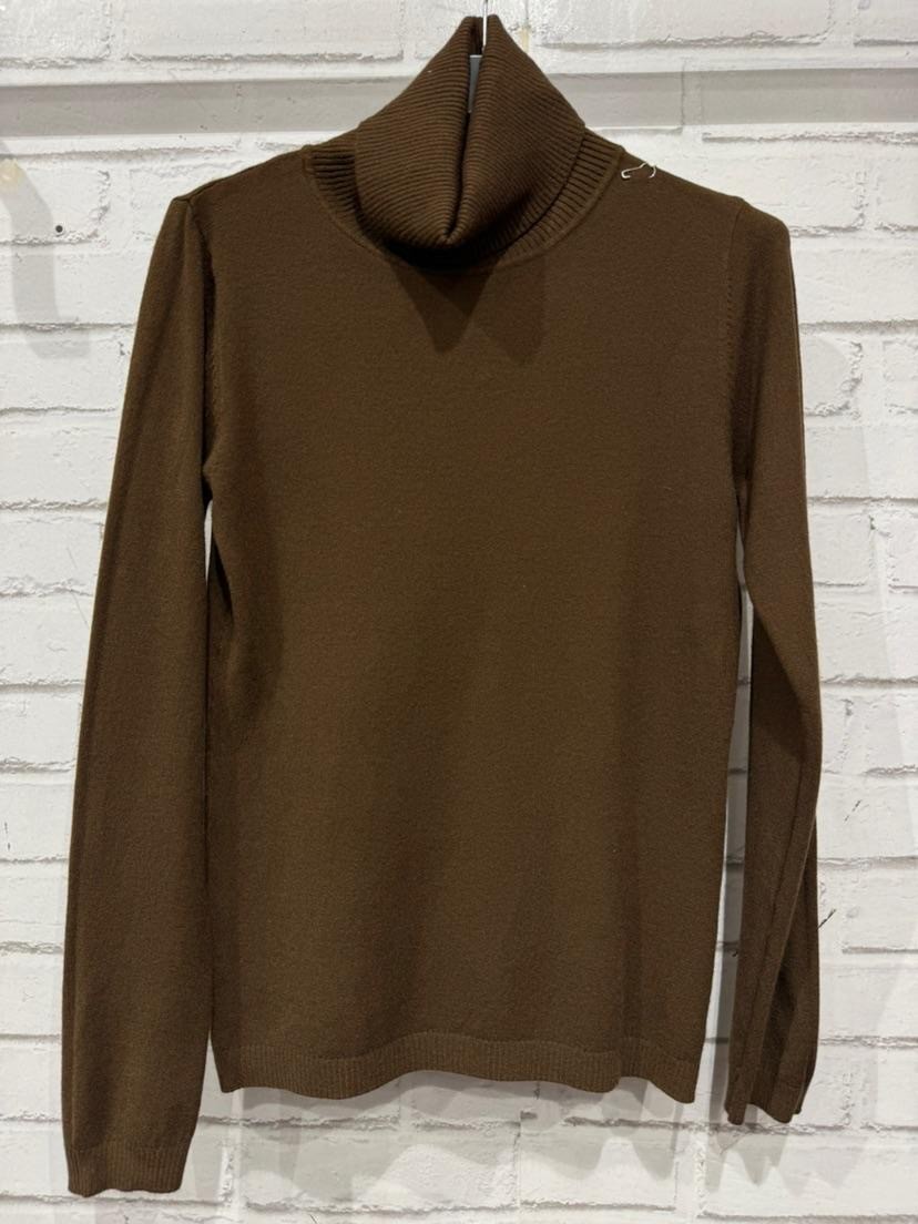 Col roulé indispensable à vos tenues d'hiver, disponible chez Malou&Co, vêtements pour femme à La Rochelle.