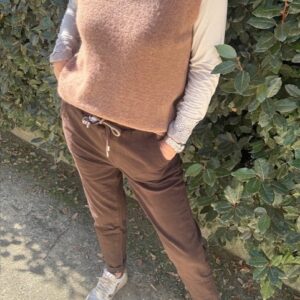 Le pantalon jogg Nina à tout pour lui, confortable, stylé,une coupe parfaite qui mettra en valeur votre morphologie. Disponible chez Malou&Co, vêtements pour femme à La Rochelle.