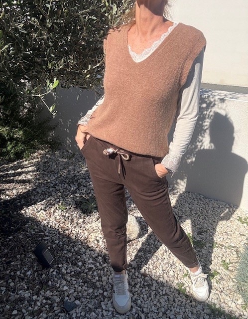 Le pantalon jogg Nina à tout pour lui, confortable, stylé,une coupe parfaite qui mettra en valeur votre morphologie. Disponible chez Malou&Co, vêtements pour femme à La Rochelle.