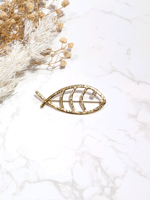Adoptez la broche bijoux, qui illuminera vos tenues, disponible chez Malou&Co, vêtements pour femmes à La Rochelle.