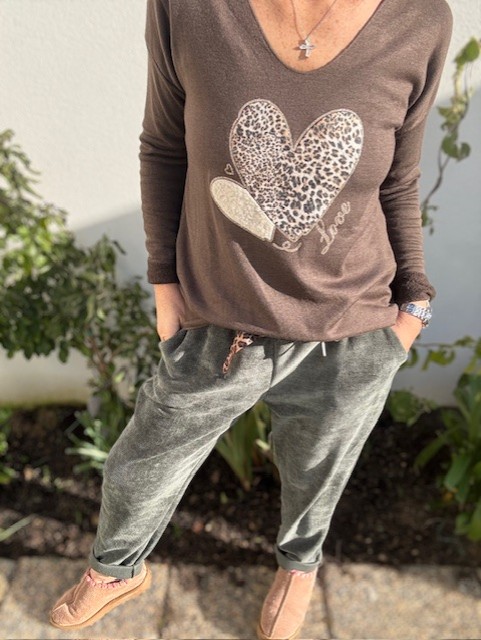 Adoptez ce pantalon velours côtelé doux et agréable, disponible chez Malou&Co, vêtements pour femmes à La Rochelle.
