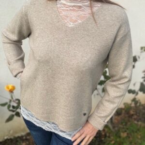 Confort absolu avec notre pull Alba, disponible chez Malou&Co, vêtements pour femmes à La Rochelle.