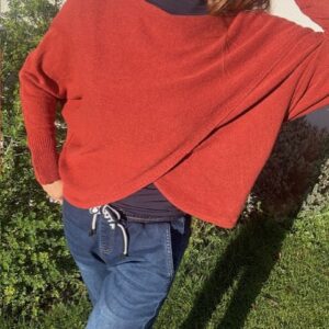 Succombez au pull croisé pour son style et surtout sa douceur irrésistible, disponible chez Malou&Co, vêtements pour femmes à La Rochelle.