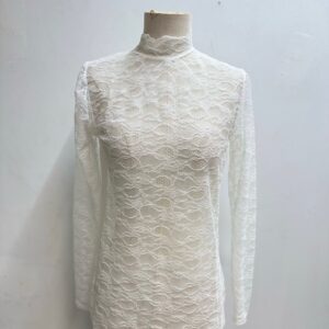 Top dentelle, raffiné, féminin, glamour, disponible chez Malou&Co, vêtements pour femmes à La Rochelle.