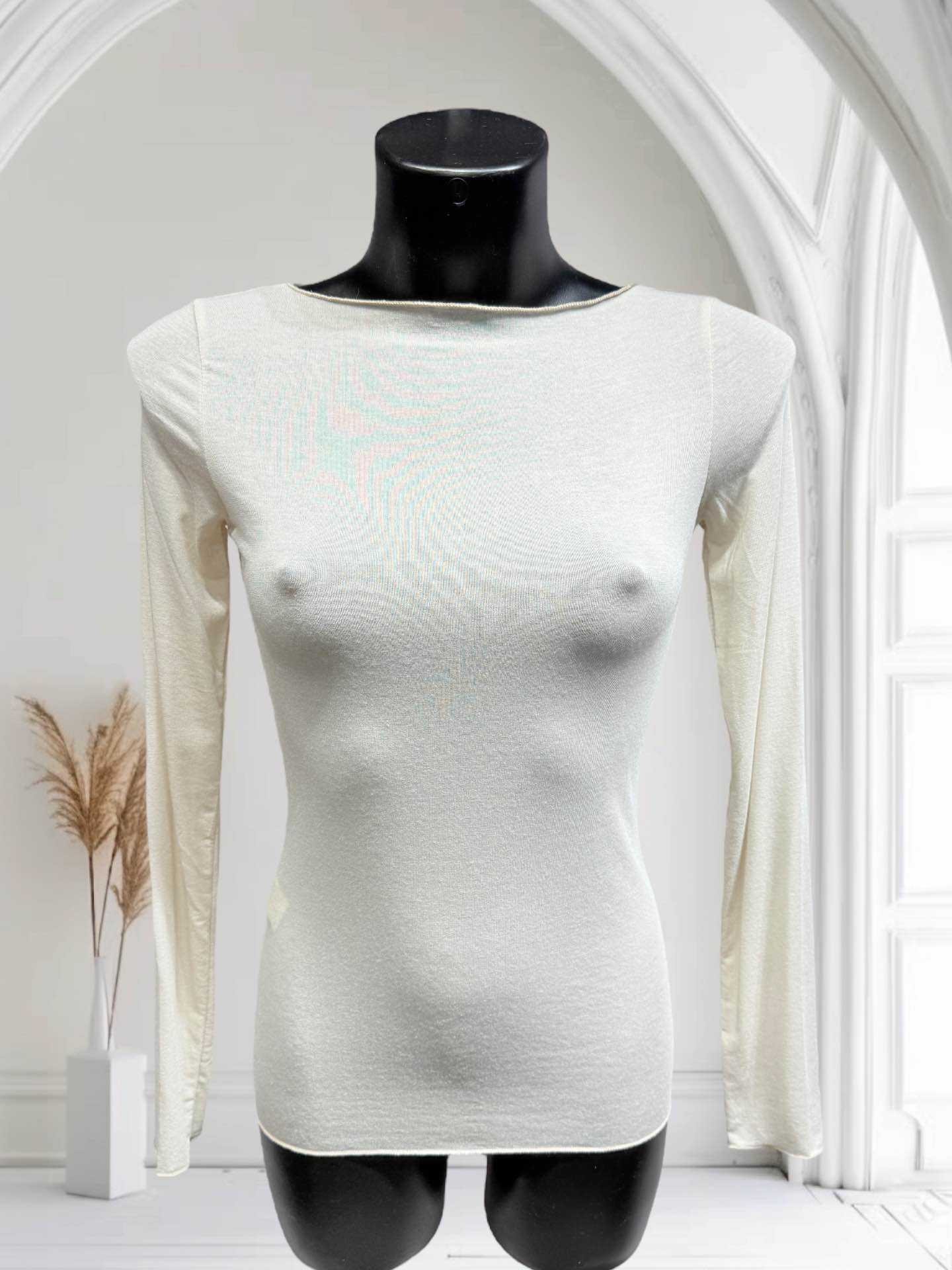 Le top uni cachemire est d'un confort exceptionnel grâce à la douceur du cachemire. Disponible chez Malou&Co, vêtements pour femmes à La Rochelle.