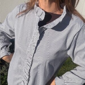 Craquez pour le charme de notre chemise rayée femme au col Victorien 100% coton, disponible chez Malou&Co, vêtements pour femmes à La Rochelle.