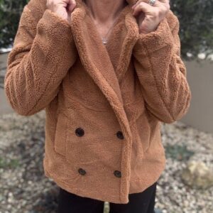 Enveloppez vous de douceur et de chaleur avec le manteau femme Lova camel disponible chez Malou&Co, vêtements pour femmes à La Rochelle.