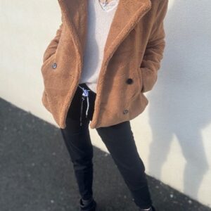 Pantalon jogg Nina noir élastiqué à la taille confortable disponible du 34 au 44, chez Malou&Co vêtements pour femme à La Rochelle.