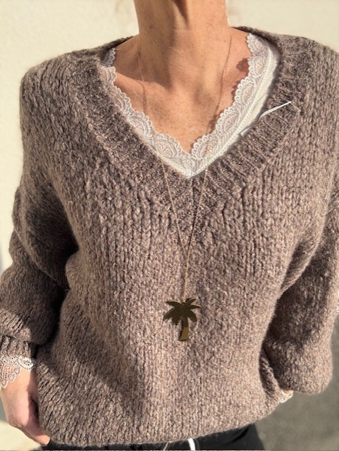 Pull en laine col V pour femme, doux et chaud. chez Malou&Co, vêtements femmes à La Rochelle.