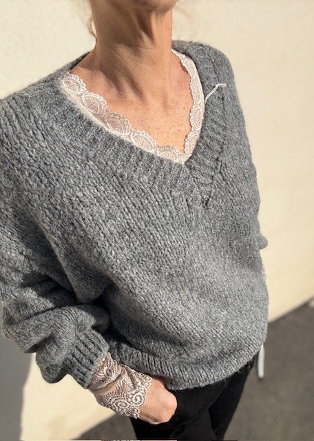 Pull en laine col V pour femme, doux et chaud. chez Malou&Co, vêtements femmes à La Rochelle.