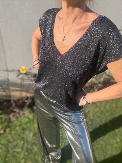Top scintillant pour femme, matière lumineuse et coupe flatteuse, idéal pour un look chic et élégant. Disponible chez Malou&Co, vêtements pour femmes à La Rochelle.
