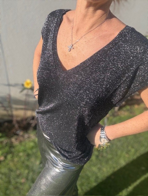 Top scintillant pour femme, matière lumineuse et coupe flatteuse, idéal pour un look chic et élégant. Disponible chez Malou&Co, vêtements pour femmes à La Rochelle.