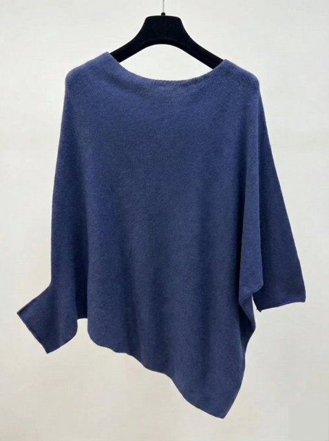 Poncho asymétrique femme Loya, coupe fluide et élégante, pièce tendance facile à superposer pour un look chic. Disponible chez Malou&Co, vêtements pour femmes à La Rochelle.