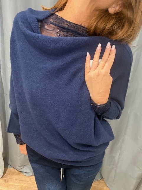Poncho asymétrique femme Loya, coupe fluide et élégante, pièce tendance facile à superposer pour un look chic. Disponible chez Malou&Co, vêtements pour femmes à La Rochelle.