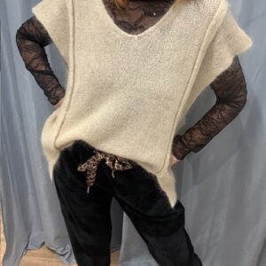 Pull sans manches femme Sali en kid mohair, doux et léger, idéal en superposition pour un look chic et tendance. Disponible chez Malou&Co, vêtements pour femmes à La Rochelle.
