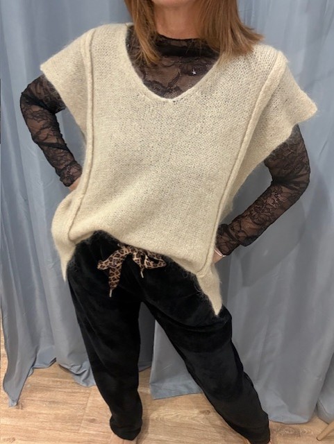 Pull sans manches femme Sali en kid mohair, doux et léger, idéal en superposition pour un look chic et tendance. Disponible chez Malou&Co, vêtements pour femmes à La Rochelle.