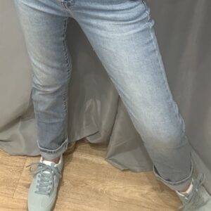Jean regular femme qui sublime toutes les morphologies, disponible chez Malou&Co, vêtements pour femme en ligne.