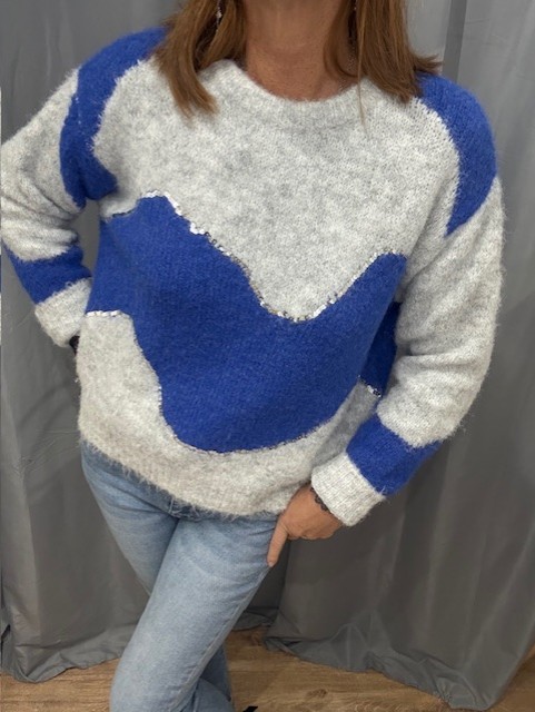 Pull femme Rebecca gris clair chiné en maille douce avec motif bleu abstrait et liseré sequins. Disponible chez Malou&Co, vêtements pour femmes à La Rochelle