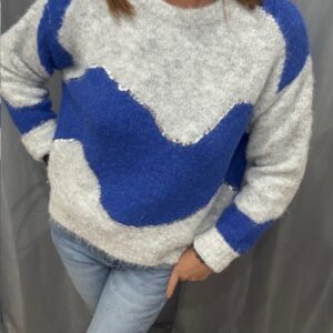 Pull femme Rebecca gris clair chiné en maille douce avec motif bleu abstrait et liseré sequins. Disponible chez Malou&Co, vêtements pour femmes à La Rochelle