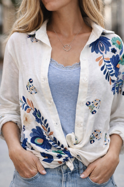 Top dentelle effet délavé femme, disponible chez Malou&Co, vêtements pour femme à La Rochelle.