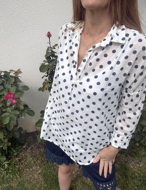 Blouse à pois femme en voile de coton, élégante et confortable, parfaite pour un look tendance et intemporel au quotidien. Disponible en ligne sur Malou&Co, vêtements pour femme.