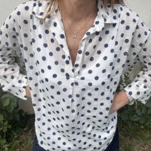 Blouse à pois femme en voile de coton, élégante et confortable, parfaite pour un look tendance et intemporel au quotidien. Disponible en ligne sur Malou&Co, vêtements pour femme.