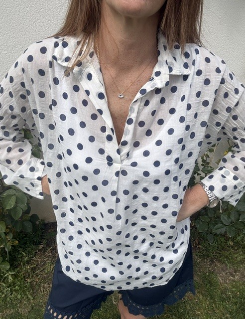 Blouse à pois femme en voile de coton, élégante et confortable, parfaite pour un look tendance et intemporel au quotidien. Disponible en ligne sur Malou&Co, vêtements pour femme.