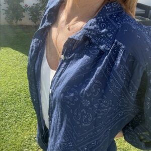 Chemise bandana femme style bohème élégante et moderne. Disponible chez Malou&Co, vêtements pour femme en ligne.