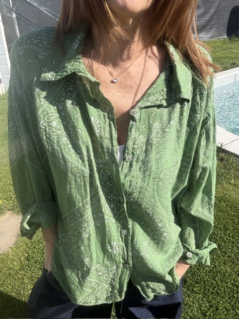 Chemise bandana femme style bohème élégante et moderne. Disponible chez Malou&Co, vêtements pour femme en ligne.