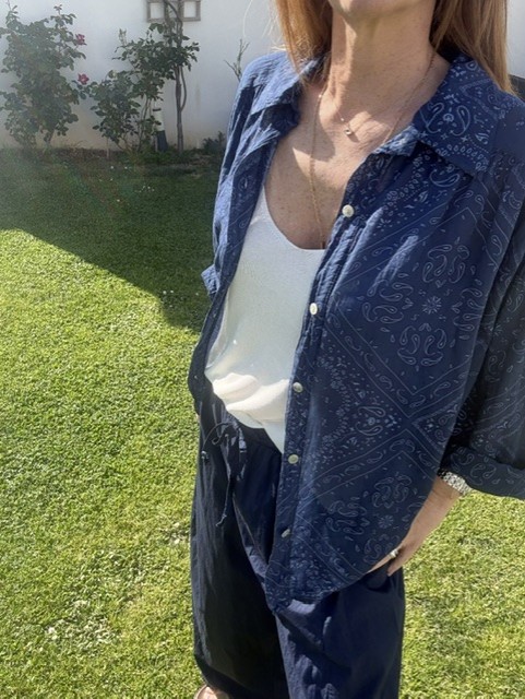 Chemise bandana femme style bohème élégante et moderne. Disponible chez Malou&Co, vêtements pour femme en ligne.