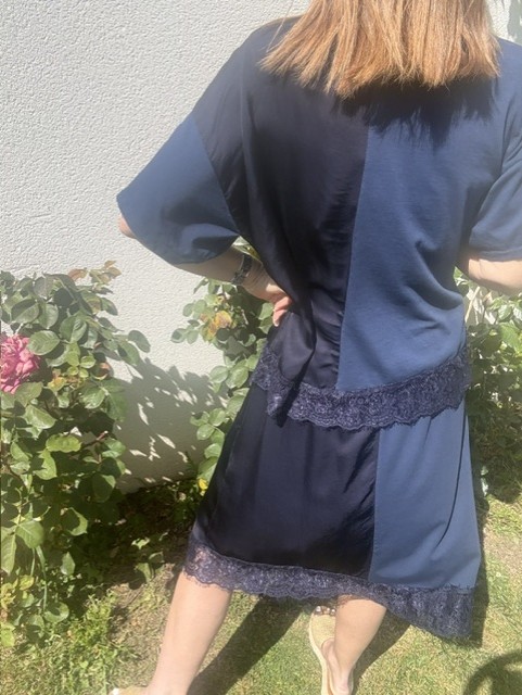 Craquez pour cet ensemble femme Carlotta. Un mélange parfait de textures avec une touche de dentelle délicate qui apporte féminité et élégance. Disponible en ligne sur Malou&Co, vêtements pour femme.