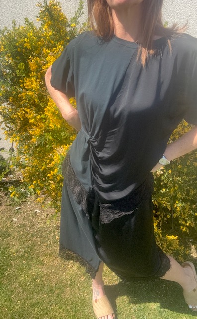 Craquez pour cet ensemble femme Carlotta. Un mélange parfait de textures avec une touche de dentelle délicate qui apporte féminité et élégance. Disponible en ligne sur Malou&Co, vêtements pour femme.