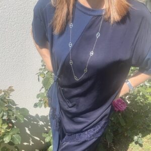 Craquez pour cet ensemble femme Carlotta. Un mélange parfait de textures avec une touche de dentelle délicate qui apporte féminité et élégance. Disponible en ligne sur Malou&Co, vêtements pour femme.