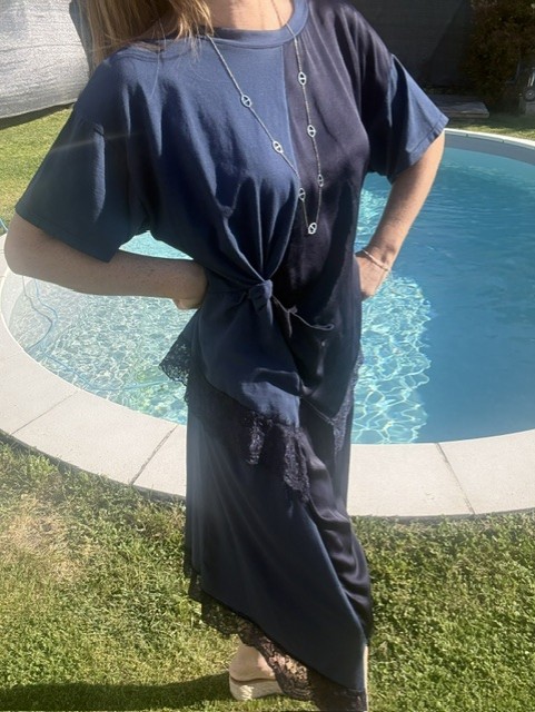 Craquez pour cet ensemble femme Carlotta. Un mélange parfait de textures avec une touche de dentelle délicate qui apporte féminité et élégance. Disponible en ligne sur Malou&Co, vêtements pour femme.