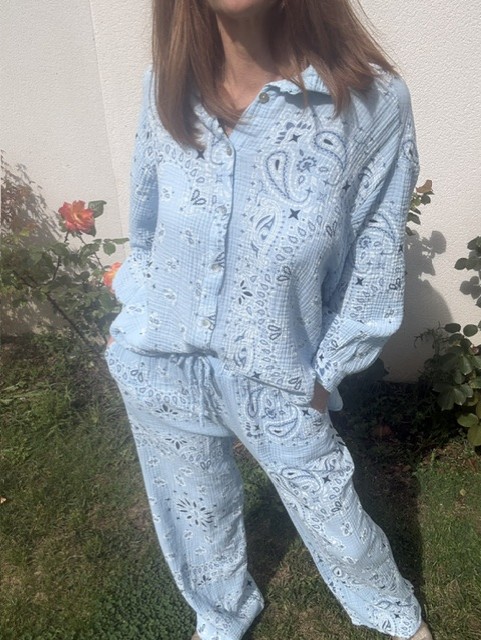 Ensemble femme Dolce Bandana en gaze de coton légère et respirante, avec imprimé bandana tendance. Tenue estivale confortable et stylée, idéale pour un look bohème chic au quotidien ou en vacances. Disponible en plusieurs coloris.