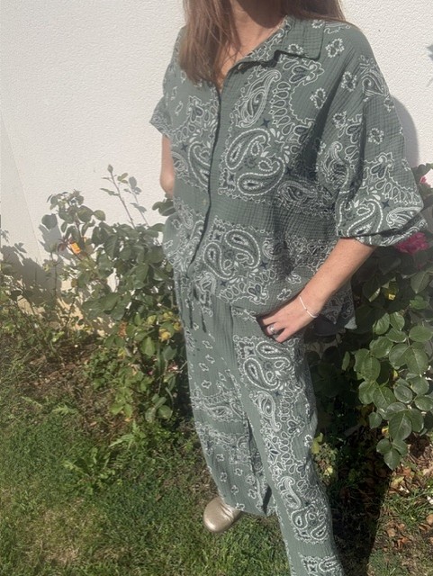 Ensemble femme Dolce Bandana en gaze de coton légère et respirante, avec imprimé bandana tendance. Tenue estivale confortable et stylée, idéale pour un look bohème chic au quotidien ou en vacances. Disponible en plusieurs coloris.