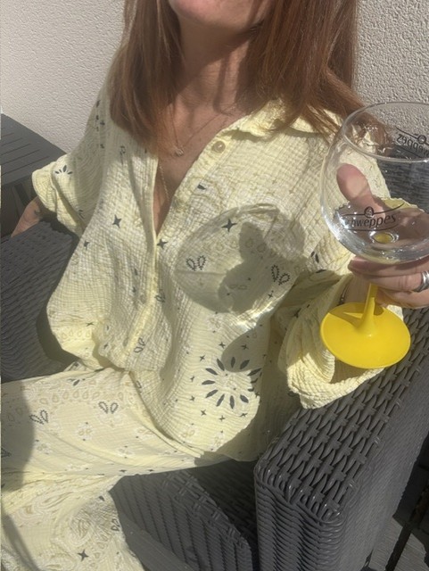Ensemble femme Dolce Bandana en gaze de coton légère et respirante, avec imprimé bandana tendance. Tenue estivale confortable et stylée, idéale pour un look bohème chic au quotidien ou en vacances. Disponible en plusieurs coloris.